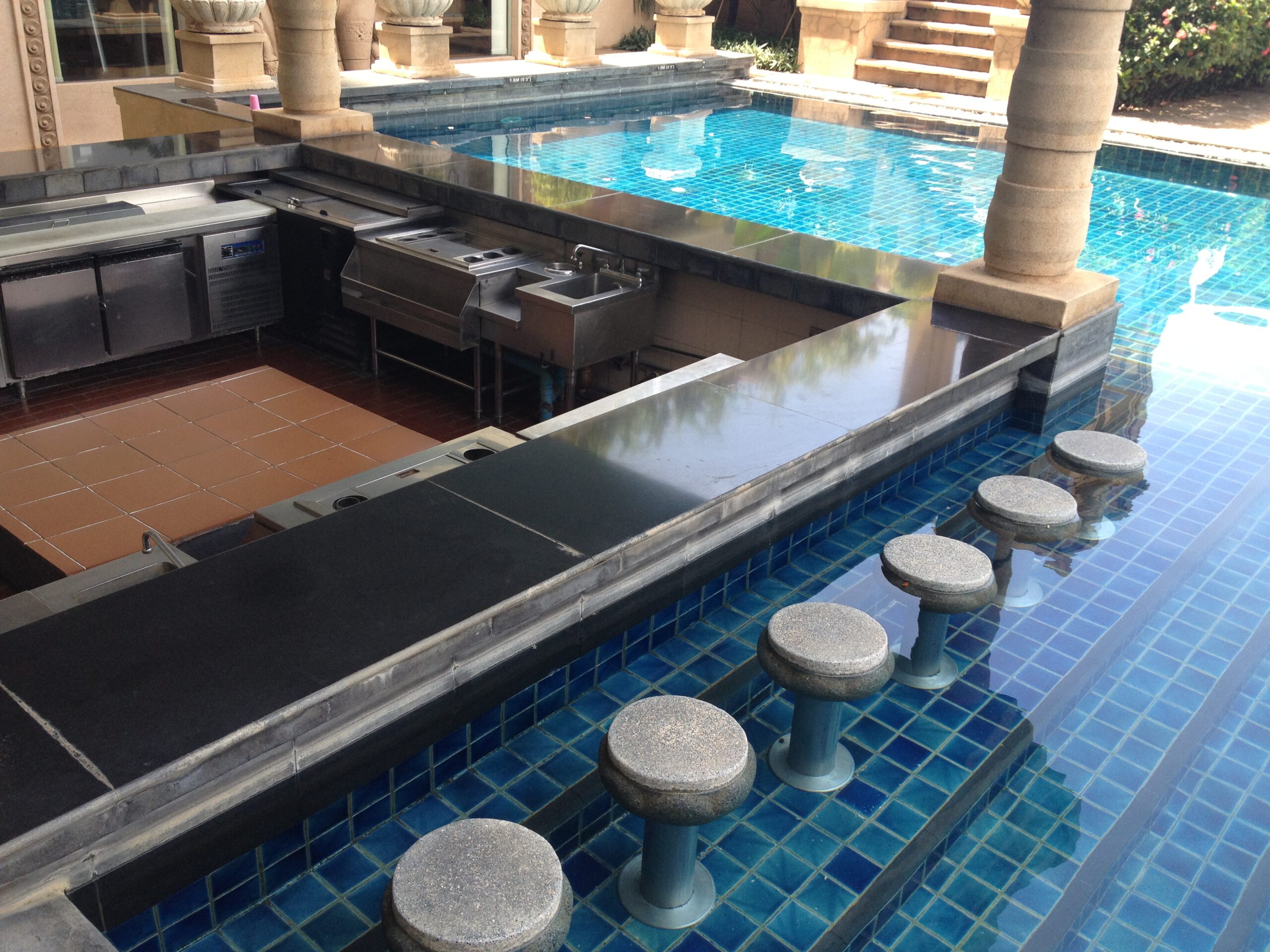 Swim-Up Bar Pool