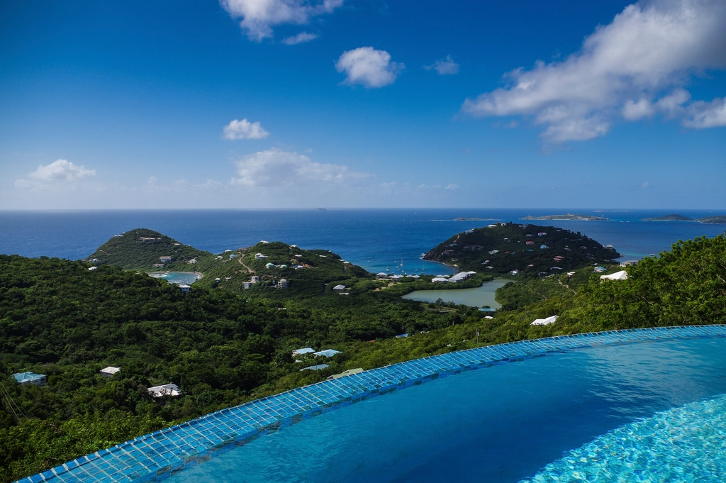 Resort-Style Infinity Pools & Water Features